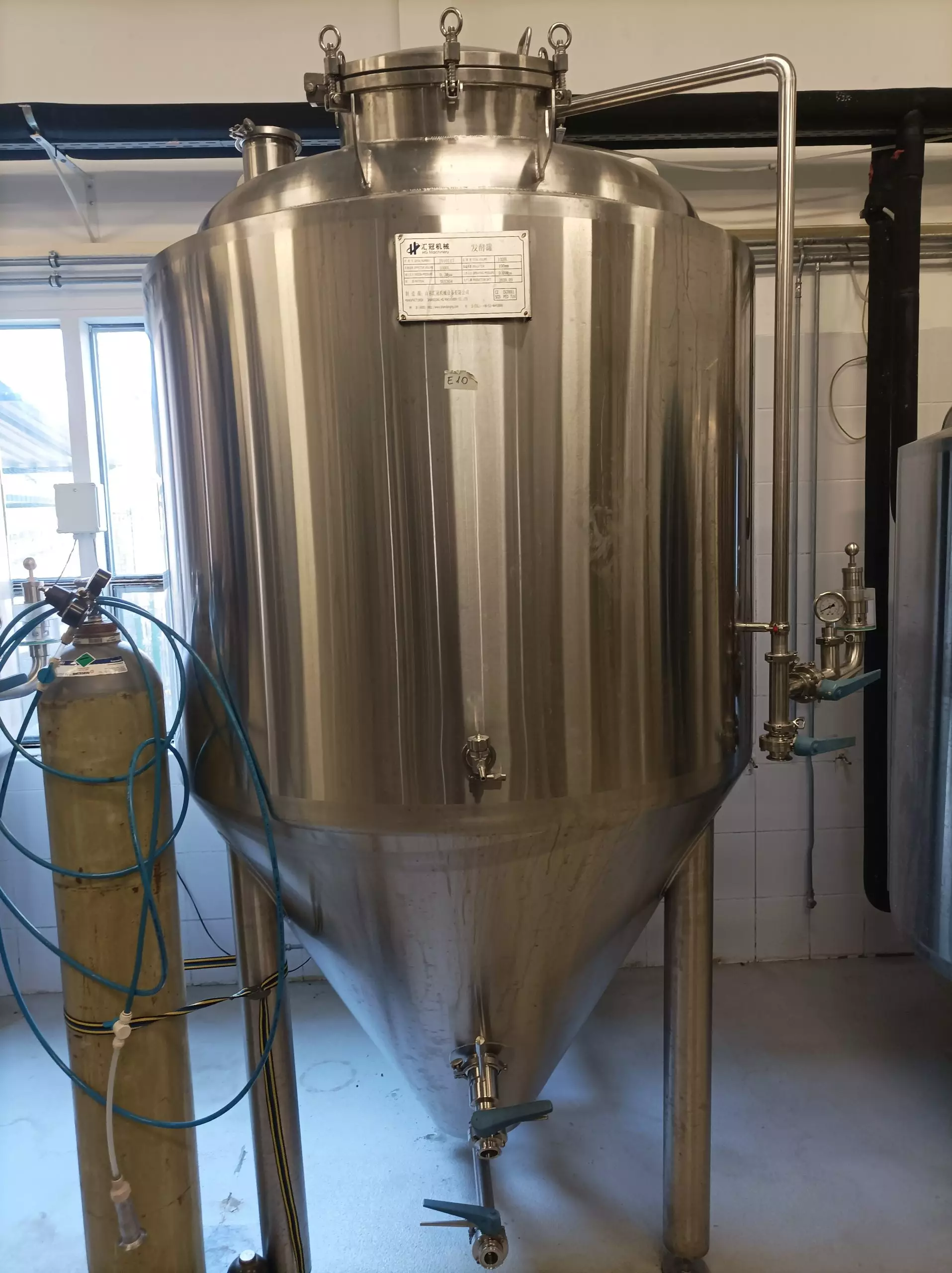 1000 literes kúpos erjesztőtartály